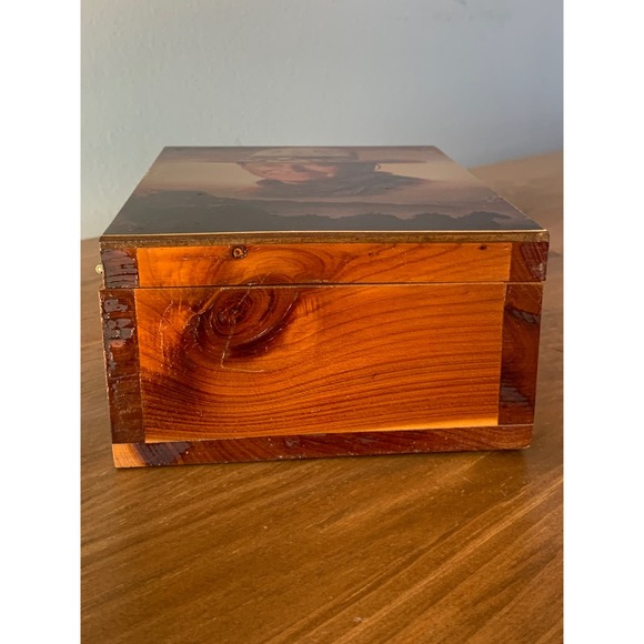 VTG John Wayne Wooden Keepsake Box Cedar? Hinged - Picture 4 of 12